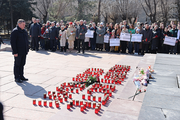 Губернатор Волгоградской области Андрей Бочаров вместе с жителями почтил память погибших в «Крокус Сити Холле»